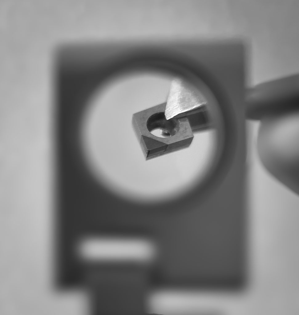 Schneideinsatz in Halter unter Lupe