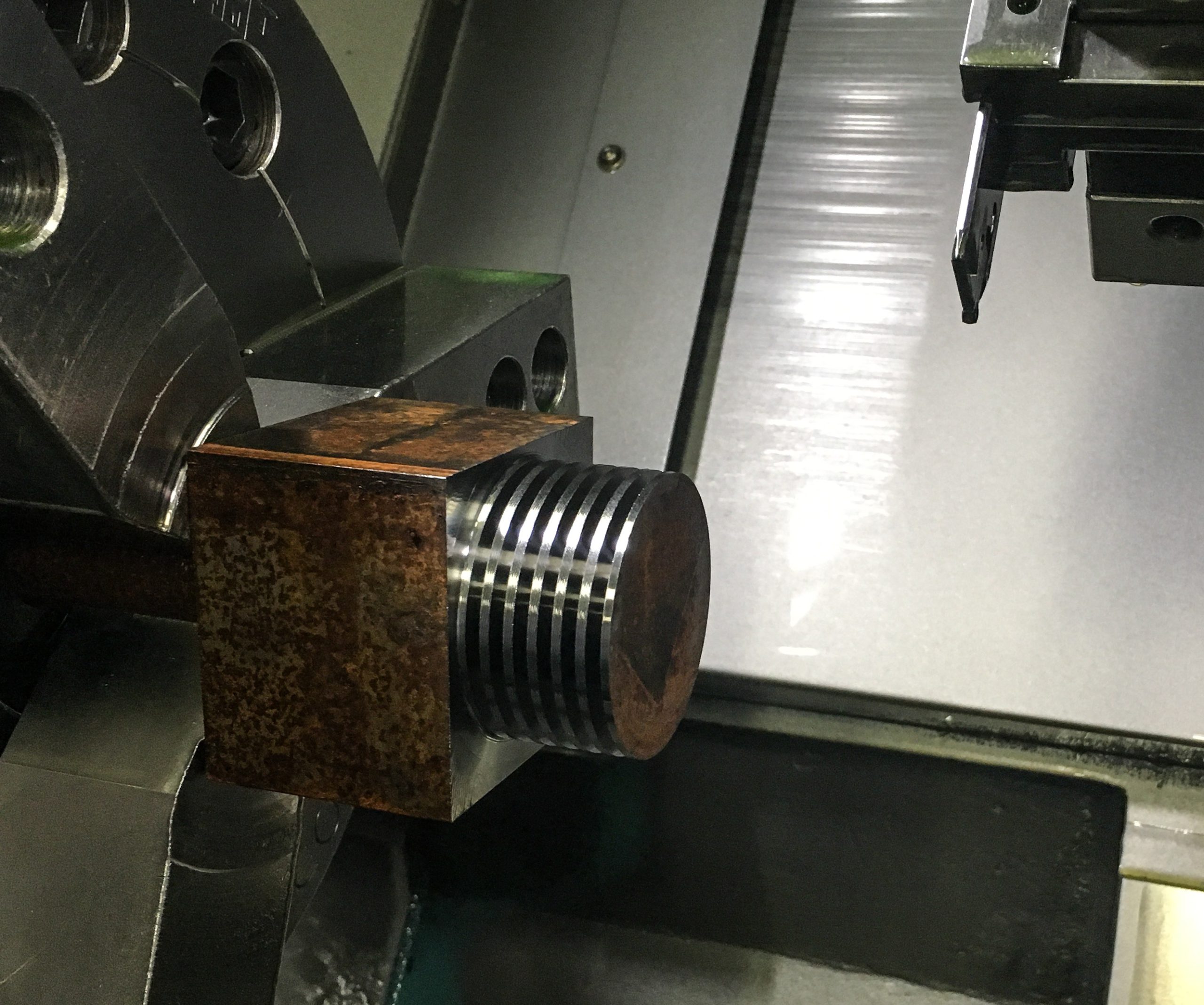 Stahlzylinder mit Rillen im Drehfutter