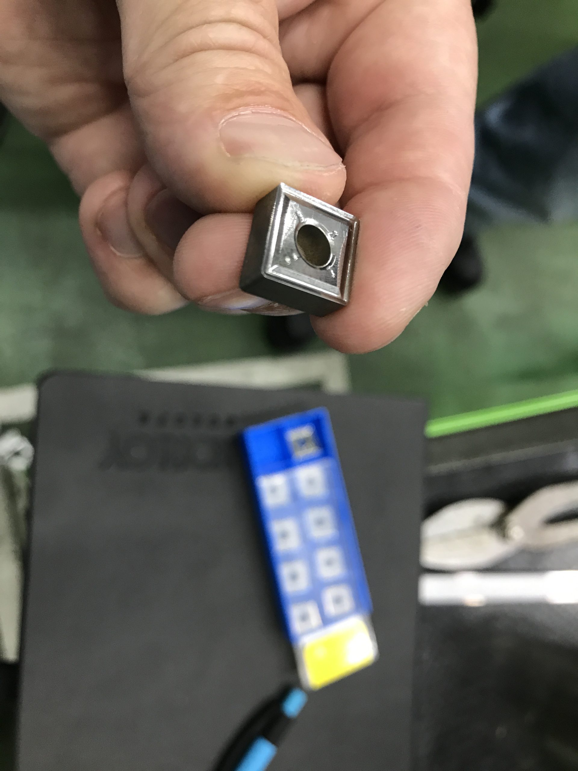 Hand hält Schneidplatte mit Loch